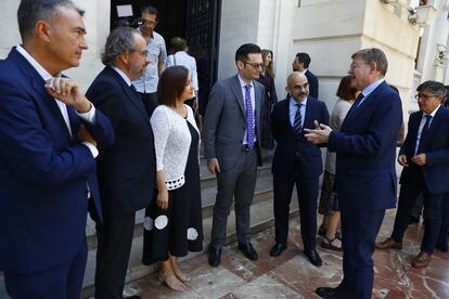 El presidente de la Comunidad Valenciana, Ximo Puig, es recibido por Carlos Núñez, presidente de PRISA Media; Joseph Oughourlian, presidente del Grupo PRISA; Pepa Bueno, directora de EL PAÍS; y Juan Cantón, director general de prensa de PRISA Media, a su llegada a la entrega de los Premios Ortega y Gasset de Periodismo en Valencia. 