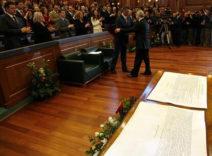 Tras la declaración de la independencia de Kosovo, el primer ministro, Hashim Thaçi, a la izquierda, y el presidente, Fatmir Sejdiu, durante la sesión extraordinaria en el Parlamento.