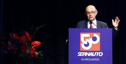 El ministro de Hacienda, Crist&oacute;bal Montoro, interviene durante el acto conmemorativo del 50 aniversario de la Asociaci&oacute;n Espa&ntilde;ola de Fabricantes de Equipos y Componentes para Automoci&oacute;n (Sernauto),  en el C&iacute;rculo de Bellas Artes de Madrid. EFE/J.P.Gandul