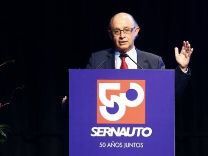 El ministro de Hacienda, Crist&oacute;bal Montoro, interviene durante el acto conmemorativo del 50 aniversario de la Asociaci&oacute;n Espa&ntilde;ola de Fabricantes de Equipos y Componentes para Automoci&oacute;n (Sernauto),  en el C&iacute;rculo de Bellas Artes de Madrid. EFE/J.P.Gandul