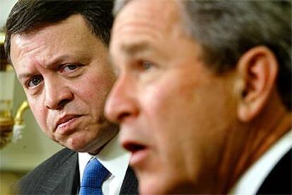 El presidente de EE UU, George W. Bush, habla bajo la mirada del rey Abdalá de Jordania ayer en Washington.