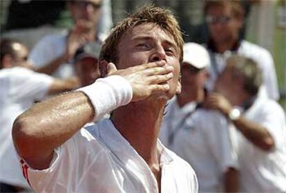 Juan Carlos Ferrero celebra su victoria frente al tenista argentino Gastón Gaudio.