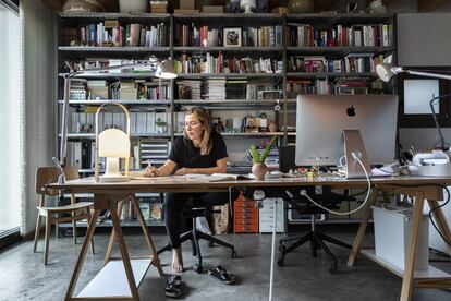 La diseñadora Inma Bermúdez en su estudio en el campo, cerca de Valencia, junto a su lámpara portátil.