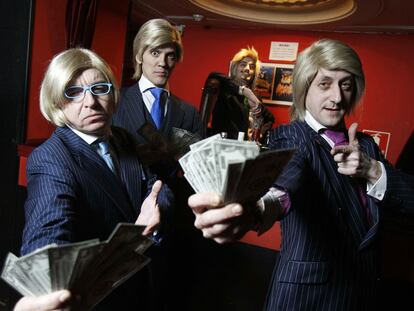Los cuatro componentes del grupo teatral Yllana en la presentación de <i>Brokers</i>, su nuevo espectáculo.