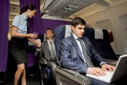 Pasajeros de avión en un viaje de negocios.