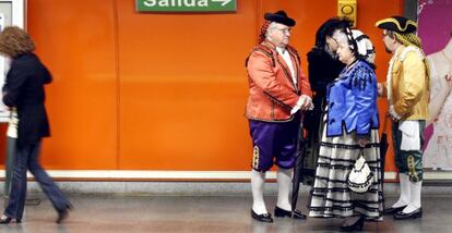 Viajeros con trajes goyescos esperan en la estación de Marqués de Vadillo.