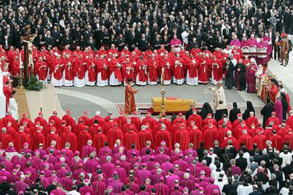 Cardenales, de rojo, obispos, jefes de Estado y de Gobierno, además de otros dignatarios llegados de todo el mundo, rodean el féretro de Juan Pablo II durante el funeral celebrado ayer en el Vaticano.