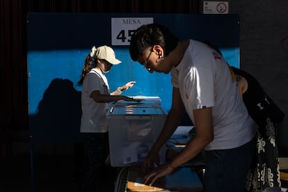 Personas emiten su voto en el Estadio Nacional en Santiago, Chile, el 26 de Octubre de 2024.