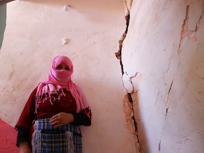 Una vecina de Mulai Brahim muestra los daños que el terremoto del viernes ha causado en su casa, este lunes.