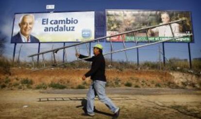 Carteles publicitarios de las campañas electorales de Arenas y Griñán.