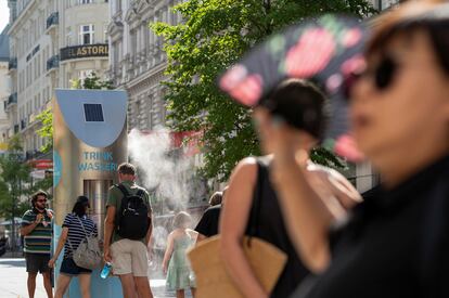 Varias personas alivian el calor en una fuente de Viena, el lunes 21 de agosto. 