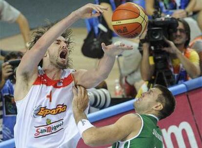 Pau Gasol lucha por una pelota ante el esloveno Jagodrik.