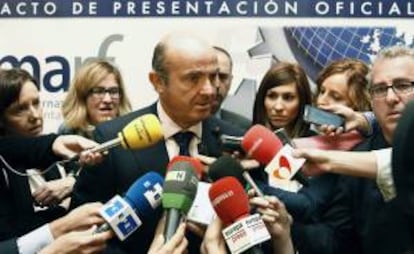 El ministro de Economía y Competitividad, Luis de Guindos, atiende a los medios de comunicación durante el acto de presentación hoy en la Bolsa de Madrid del Mercado Alternativo de Renta Fija para las pymes (MARF).