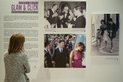 Una mujer mira la exposición 'Costa Brava. Gram and click'.