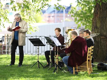 Varios músicos en una misa en el jardín de una iglesia de Estocolmo por el día de la Ascensión.
