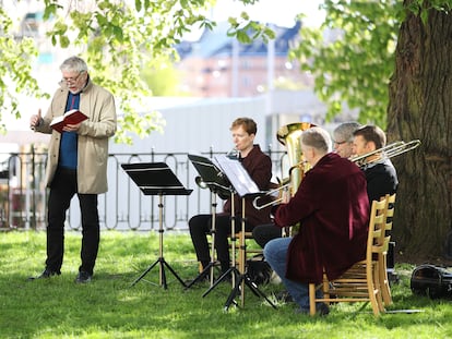 Varios músicos en una misa en el jardín de una iglesia de Estocolmo por el día de la Ascensión.