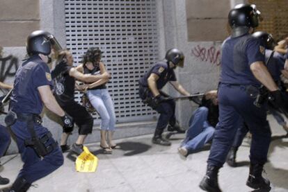 La policía disolvió a porrazos a menos de un centenar de personas que se había concentrado en Sol el jueves, un día después de la carga. Algunos antidisturbios la emprendieron a golpes con los manifestantes pese a que ninguno de ellos opuso resistencia a abandonar la plaza.