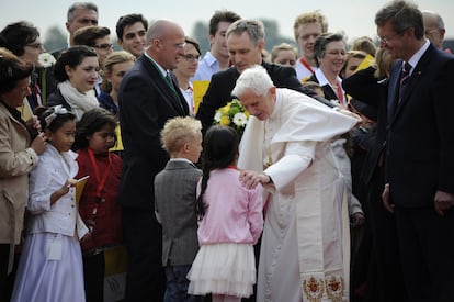 Benedicto XVI es recibido por un grupo de niños en el aeropuerto de Berlín.