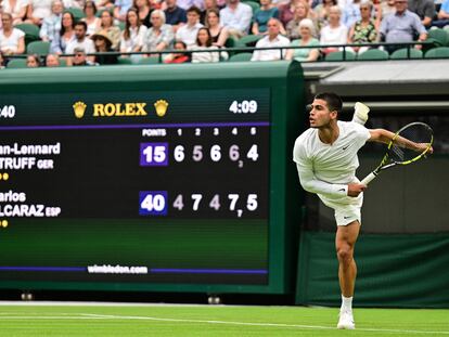 Carlos Alcaraz saca durante el partido de este lunes contra Struff en la Court 1 de Wimbledon.