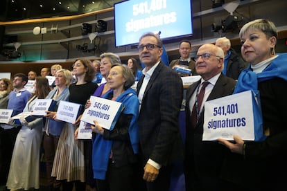 Supervivientes de abuso sexual infantil entregan miles de firmas en el Parlamento Europeo.