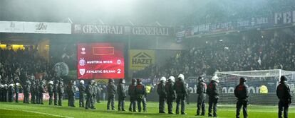 Las fuerzas antidisturbios, en el césped frente a la tribuna ocupada por los <i>ultras.</i>