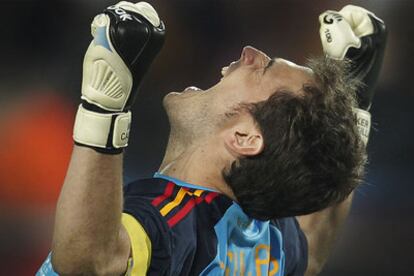 Casillas detiene el penalti lanzado por Cardozo.