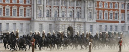 Soldados de caballería participan en el ensayo general de la boda real, ayer al amanecer en el centro de Londres.