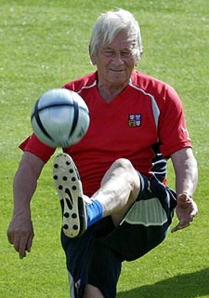 Brückner, el seleccionador checo, juguetea con la pelota.