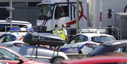 Control de la policía francesa, en el peaje de Biriatou con la frontera de Irún.