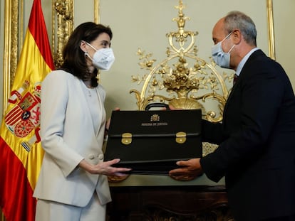 La nueva ministra de Justicia, Pilar Llop, recibe la cartera ministerial de manos de su antecesor en el cargo, Juan Carlos Campo, en un acto celebrado este lunes en la sede del ministerio.