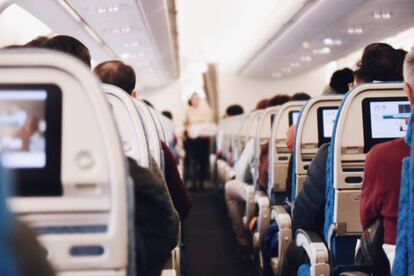 Viajeros en la cabina de un avión.