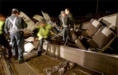 Miembros de la Guardia Civil inspeccionan los restos del Talgo descarrilado.