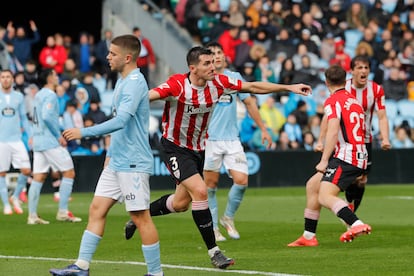 El defensa del Athletic Club de Bilbao Dani Vivian celebra un gol durante el partido de Liga ante el Celta de Vigo este domingo.