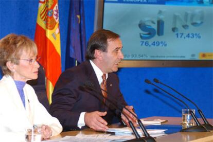 El ministro del Interior, José Antonio Alonso y la vicepresidenta primera del Gobierno, María Teresa Fernández de la Vega, ha comparecido para confirmar el triunfo del <i>sí</i> cuando el escrutinio pasaba del 93%. Ambos han destacado el éxito del resultado y han subrayado que apenas se han producido incidentes.