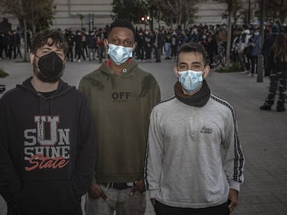 Joves que han participata les protestes de València. D'esquerra a dreta, Juan Antonio Garcia Ruiz, Babacar Diagne i Max Cantón.