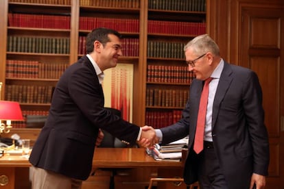 El primer ministro griego, Alexis Tsipras (izq), recibe este miércoles en Atenas a Klaus Regling, director gerente del fondo de rescate de la zona euro. EFE/ Alexandro Beltes