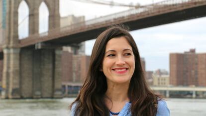 La poeta Almudena Vidorreta ante el puente de Brooklyn, en Nueva York, donde reside.