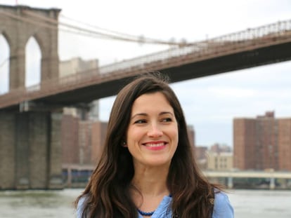 La poeta Almudena Vidorreta ante el puente de Brooklyn, en Nueva York, donde reside.