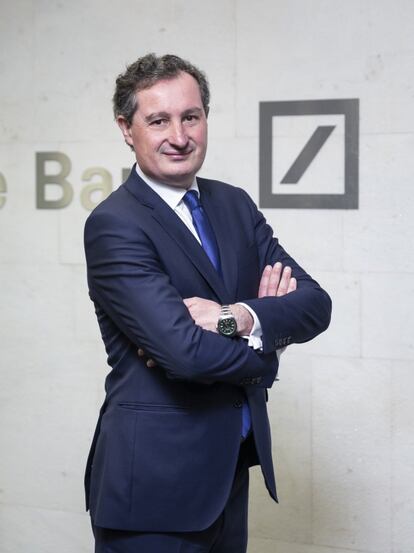 Deutsche Bank España acaba de nombrarle director financiero, donde trabaja desde 2006. Primero en la división de banca de inversión, después en prevención de blanqueo de capitales, y más tarde como tesorero.