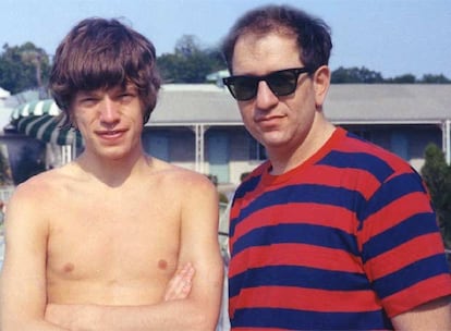 Bob Bonis, manager del tour por EE UU de The Rolling Stones, junto a Jagger en alguna parada en su gira.