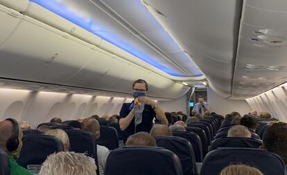Pasajeros del primer vuelo de TUI desde Düsseldorf (Alemania) a Palma de Mallorca, el pasado 16 de junio.