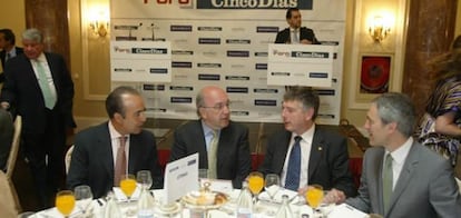 Enrique Arias, de Accenture; Joaquín Almunia; Xabier Iturbe (Kutxa) y Jesús María Iturrioz (Banco Madrid). En el estrado, Jorge Rivera, director de 'Cinco Días'