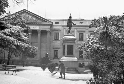 Nevada sobre la plaza de las Cortes, con el monumento a Cervantes y el Congreso de los Diputados al fondo, en enero de 1947.