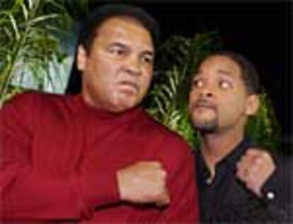 Muhamed Ali con el actor Will Smith, protagonista del filme sobre la vida del boxeador.