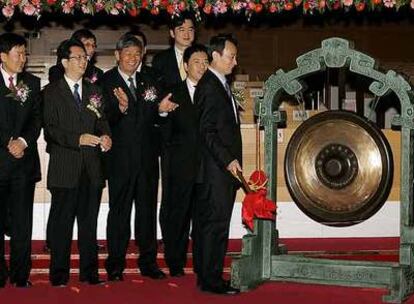 El presidente de Petrochina (a la derecha), en el estreno de la empresa en la Bolsa de Shanghai.