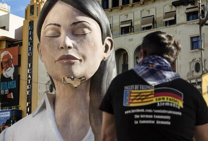 La lluvias torrenciales caídas anoche en Valencia y su comarca han causado multitud de desperfectos en las fallas, y que aún así, el jurado ha decidido iniciar este jueves por la mañana su recorrido por las diferentes demarcaciones falleras para evaluar los monumentos.En la imagen la falla municipal 'La Meditadora' de la plaza del Ayuntamiento que ha sufrido desperfectos en su figura principal.