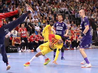 Ben Ali, ante el portero del Flensburg Benjamin Buric, durante los cuartos de final de la Champions.