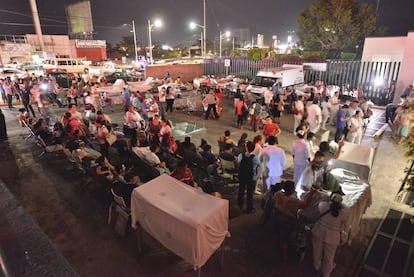 Pacientes y personal sanitario en el exterior del hospital en Villahermosa (México).