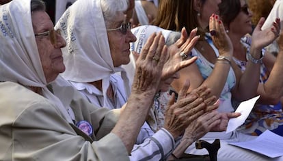 Un grupo de madres, en el homenaje a los desaparecidos.