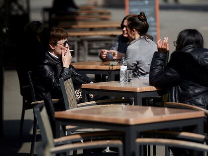 Dos mujeres fuman en una terraza de Barcelona.